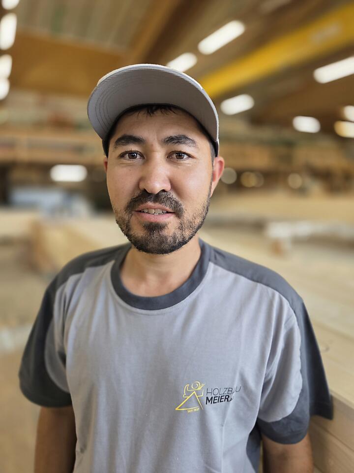 Nuri Mostafa Holzbearbeiter EBA Holzbau-Arbeiter Zimmermann
